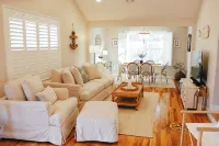 Charming Scarborough Beach, Narragansett 3-bedroom home getaway - 4-Star