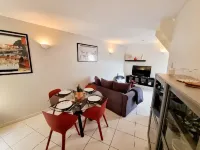 Coquette Maison de Ville Calme Avec Patio - Apartments