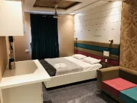 C M Hotel - bar