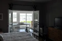 Totally Renovated Waterfront Cottage, Snowbird's Paradise, Boater's Dream - balcony