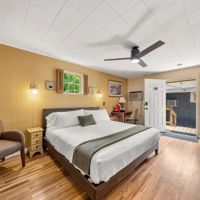 CedarWood Inn Hotels near Team E.C.C.O. & the Aquarium & Shark Lab by Team ECCO