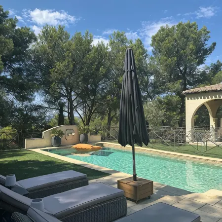 Architect's villa in Luberon pine forest 10 pers