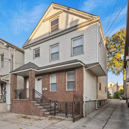 Spacious 4-bedroom apartment with WiFi, AC in enjoyable Newark