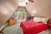 Cameo Tree Top Chalet - HOT TUB and Pet Friendly - 3-Star