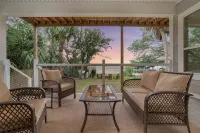 Gorgeous Waterfront w/ Golf Cart! 4 bds, 3.5 ba! Sleeps 12 - Wi-Fi