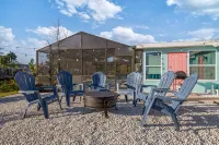 Family & Fisherman Friendly Pool Home- Gulf Access Dock, Bikes, Games & Kayaks - Boutique