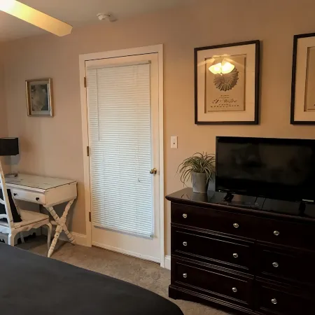 Charming 2-bedroom condo in delightful Pawleys Island with AC, WiFi.