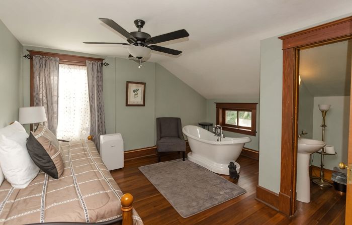 Convenient & Spacious Downtown - Private Parking Included