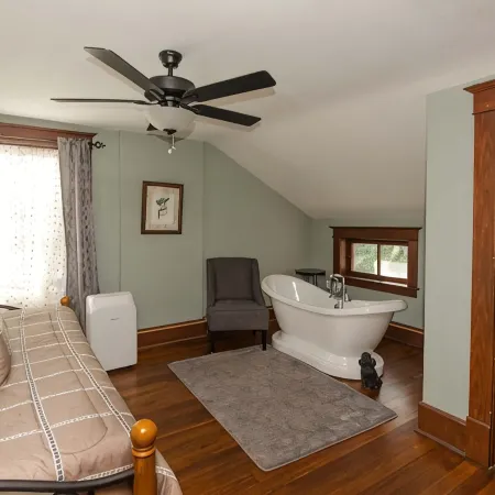 Convenient & Spacious Downtown - Private Parking Included