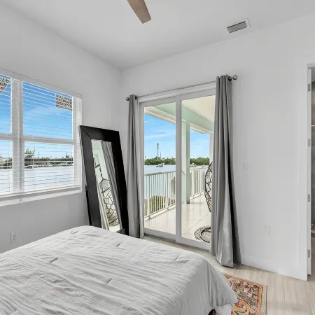 Island getaway with panoramic view, pool, spa, beach and rooftop access!