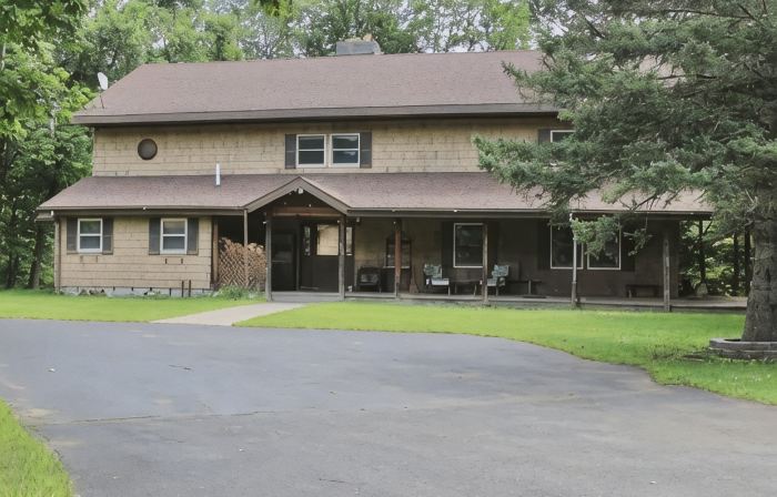 Spacious home in the Heart of 46 High Peaks on The AuSable River - 8-12 Guests