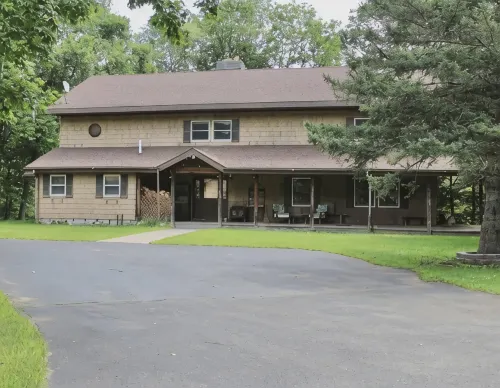 Spacious home in the Heart of 46 High Peaks on The AuSable River - 8-12 Guests