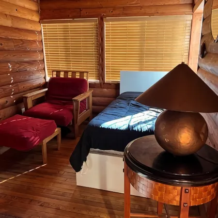 Cozy lake cabin with your own private dock. Secluded lot close to the city!