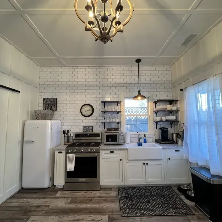 Downtown Cozy Cottage, two blocks from downtown and new!