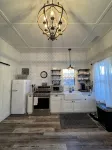Downtown Cozy Cottage, two blocks from downtown and new! - 4-نجوم
