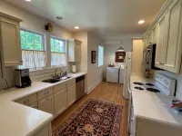 Downtown Brevard Cottage~ Short Stroll to Main Street~ Hiking & Biking Close By - 4つ星