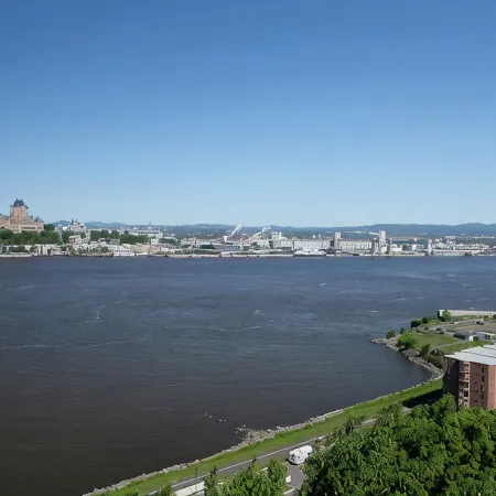 Grandiose!, Ground floor, 3 Bedrooms! Vue Chateau!!! Renovated, Air-conditioned, Free parking Hotels in Levis