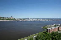 Grandiose!, Ground floor, 3 Bedrooms! Vue Chateau!!! Renovated, Air-conditioned, Free parking