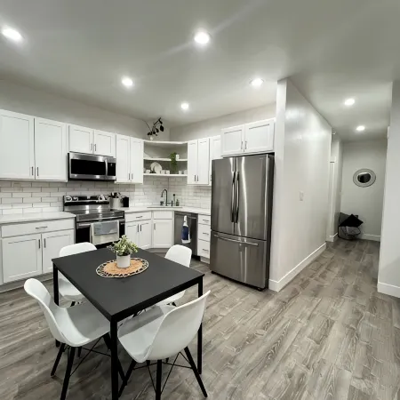 Fully remodeled house for 6 guests in the heart of Midvale