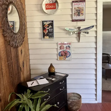 Wensel Cottage in downtown Natchez Walking distance to most shops & restaurants.