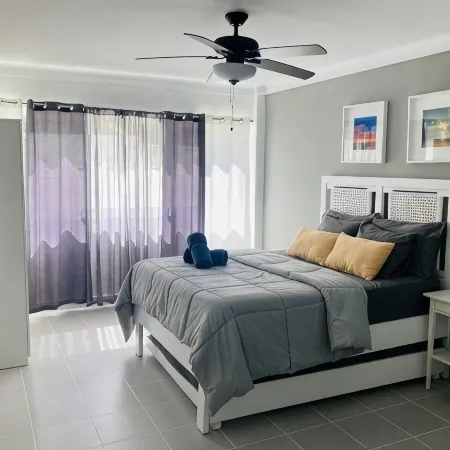 Beautiful 2 bedroom unit, free wifi, pool 3 minutes walk from beach