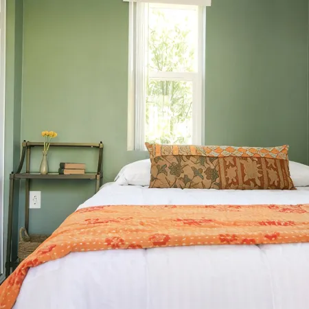 Perfectly located with 2 bike cruisers available to help you explore the town!