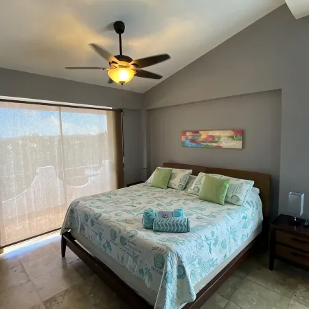Relaxing Spacious Penthouse. Pool & deck w/panoramic view, 5 minutes to town!