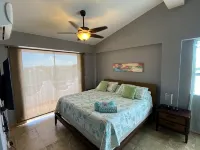 Relaxing Spacious Penthouse. Pool & deck w/panoramic view, 5 minutes to town!