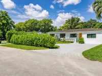 Casa Bella - 5 BR Villa in Miami with Pool, Mini-Golf, Basketball+ Hotels in Golden Glades