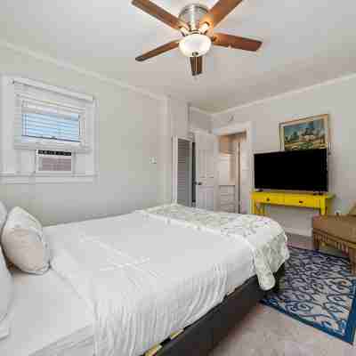 Spacious 4 Bedroom Home in Downtown Long Beach Rooms