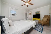 Spacious 4 Bedroom Home in Downtown Long Beach - บังกะโล