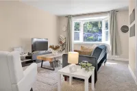 Charming 2-bedroom house in amazing Belleville with AC, WiFi - Homestays