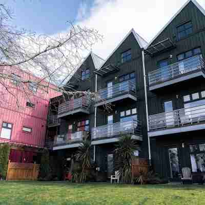 Goodview Suite - licensed waterfront studio with a fireplace and patio Hotel Exterior