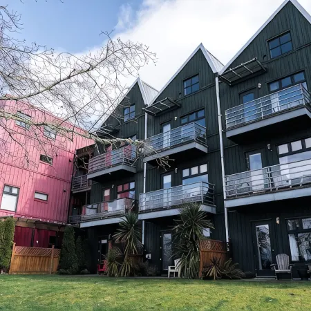 Goodview Suite - licensed waterfront studio with a fireplace and patio