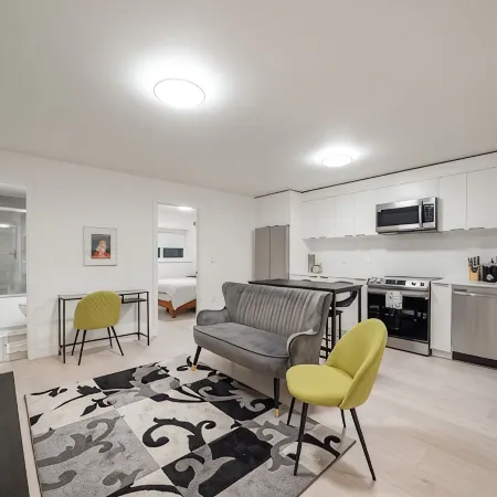 Modern, new suite close to trails, mountains and beaches