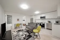 Modern, new suite close to trails, mountains and beaches - 3-Star