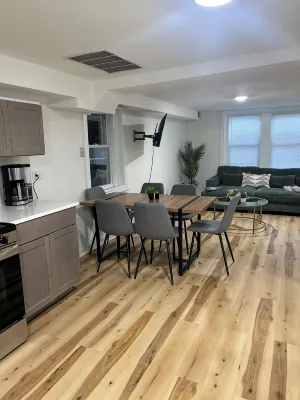 Cozy 1-Bedroom House in Charming Chicago Free Easy Parking , AC, Washer & Dryer - Bungalows