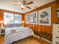 Peaceful 3Br, Private Pool & Marsh Views Minutes from Charleston & Beaches Hotels in Berkeley County