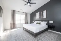 NEW! Stylish Ranch near Grand Park/ Westfield w/ all the Extras! Sleeps 10! - Wi-Fi