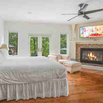 Heated Pool + Hot Tub - Luxe 7Br Villa Rooms