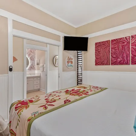 Sunny Side Waves-Beachfront-Ground Floor, Corner Unit-AC-Fresh-Updated