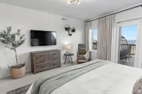 Designer Home w/ Incredible Views, Sleeps 16 - Parvekkeita