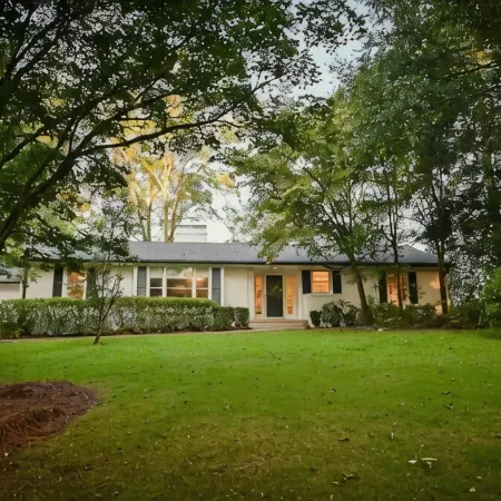 Spacious, Town Square, Theatre Room! 4 bed / 2 bath Private Home on town square