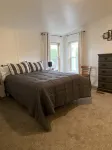 Super Clean, Cozy 3 Bedroom 2 Bath, Sleeps 6 close to Hereth Park