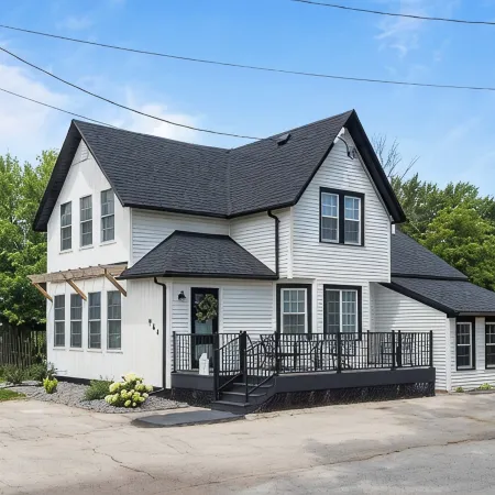 Completely Renovated on Lombardi - 3 blocks to Lambeau Field