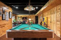 Red River Gorge Cabin with Hot Tub~AMAZING VIEW~Pool Table~Perfect for groups - Boutique