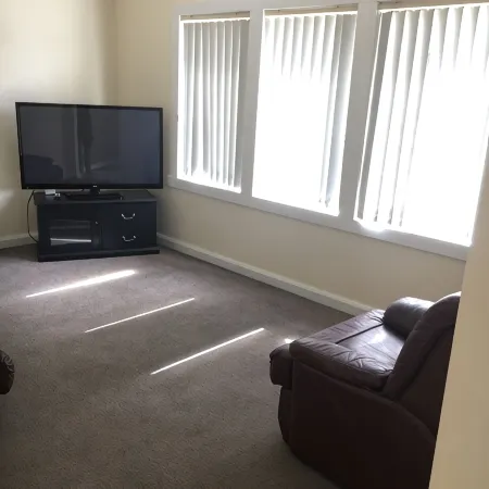 Entire House 3 bedrooms, 5 minute walk to town centre and 1 minute to beach