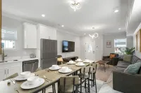 Exquisite New Superdome Group House w/Heated Pool, Parking, 8 Beds and 5 Baths - Kolam Renang Peribadi