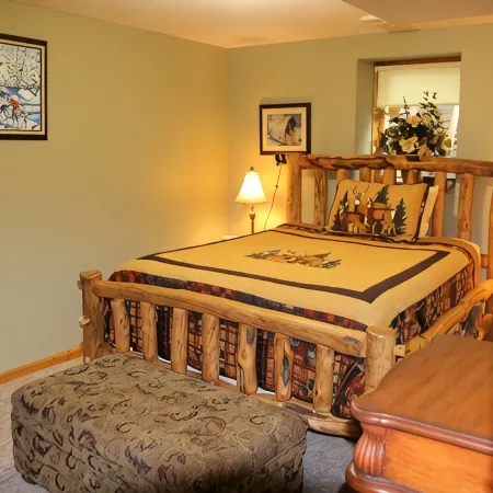 Woodland Trails Cabin on 130 acres with wildlife and miles of private trails