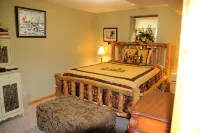 Woodland Trails Cabin on 130 acres with wildlife and miles of private trails - Chalets